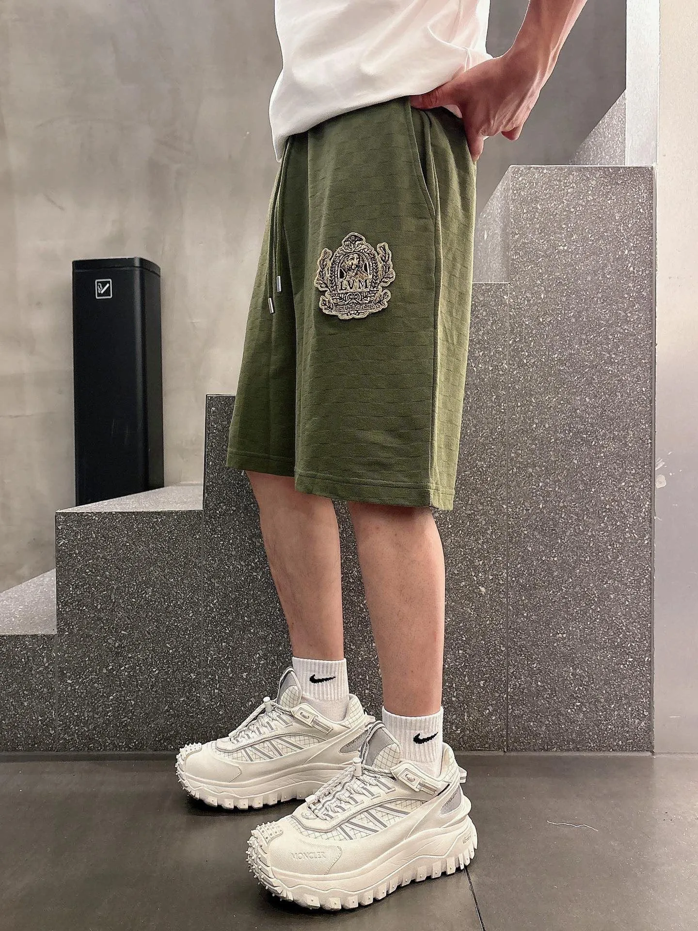 Louis Vuitton/Louis Vuitton embroidered badge checkerboard shorts